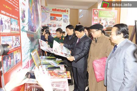 Các đồng chí lãnh đạo tỉnh và Hội Nhà báo thăm gian trưng bày báo Nghệ An tại Hội Báo Xuân 2011.