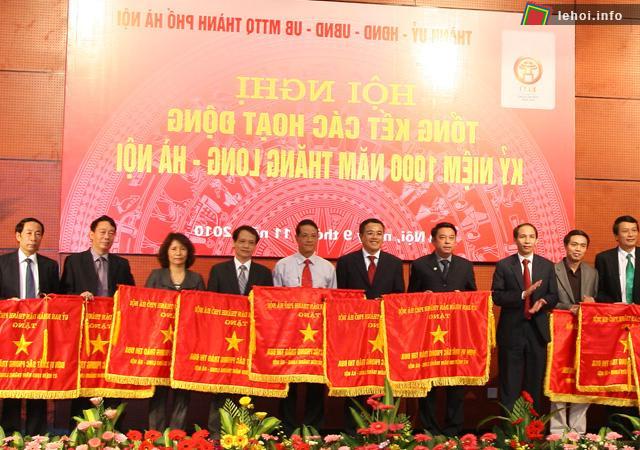 Phó Tổng Giám đốc Vũ Quý Hà (thứ 5 từ trái sang) đại diện TCT nhận cờ thi đua của UBND TP