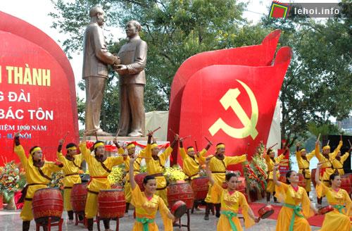 Ngày 3/10/2010 là ngày Khánh thành tượng đài Bác Hồ - Bác Tôn