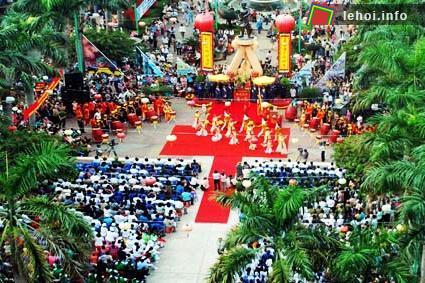 Đông đảo người dân và du khách đến tham dự lễ hội