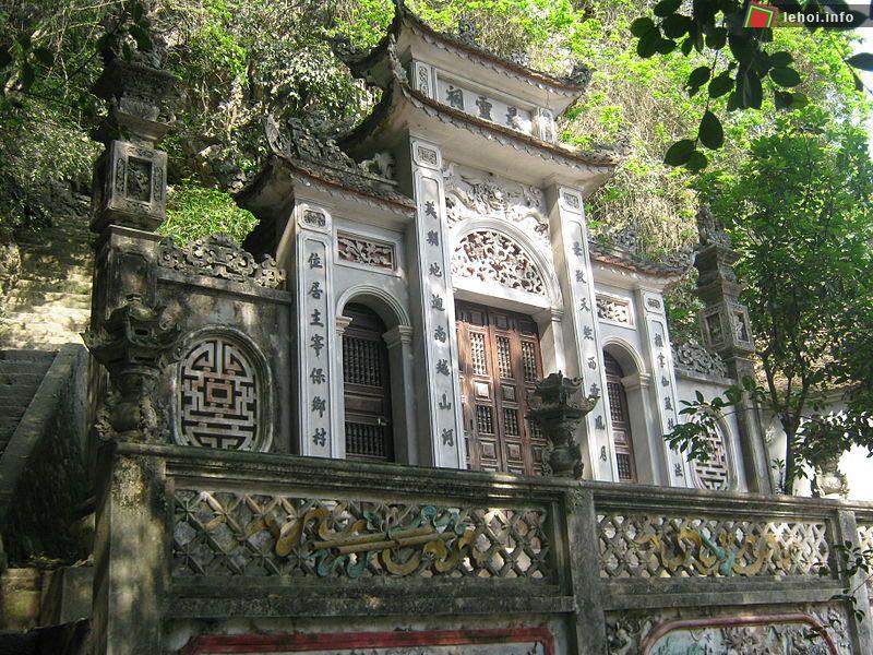 Di tích Địch Lộng là một địa danh khá nổi tiếng của Ninh Bình