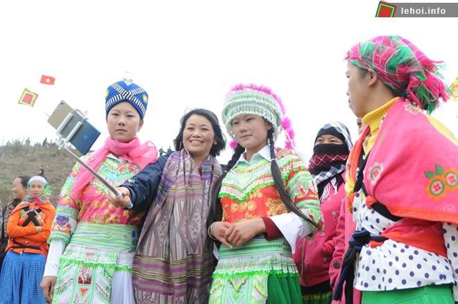 Những cô gái Mông xinh đẹp trong lễ hội Mù là