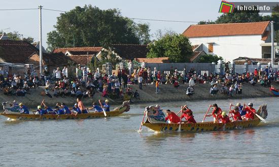 Sôi nổi lễ hội đua thuyền truyền thống tại Bình Định