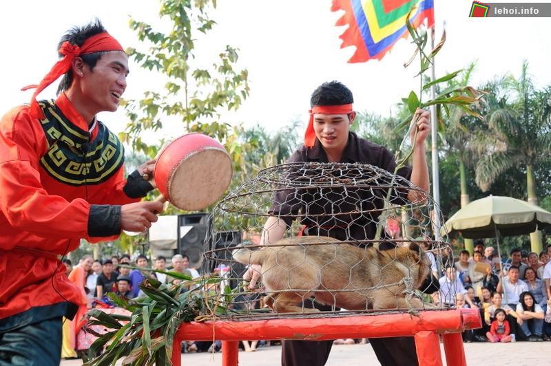 Chọc chó là trò chơi thú vị trong lễ hội kén rể Đường Yên