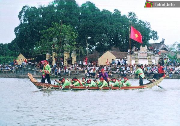 Đua thuyền rồng là nét đặc sắc của hội làng Thượng Cát