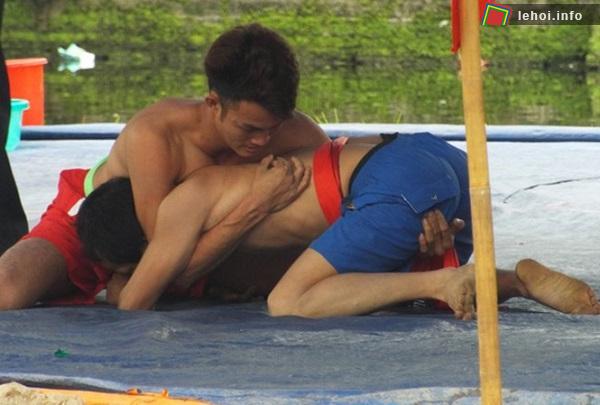 Các đô vật thi đấu quyết liệt trong hội vật truyền thống làng Yên Nội