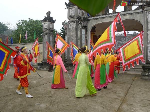 Đoàn rước rực rỡ cờ hoa trong hội làng Phú Khê