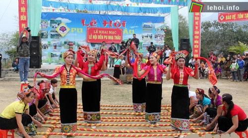Các cô gái đang nhảy sạp trong Lễ hội Pu Nhạ Thầu ở Nghệ An