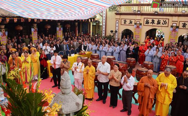 Thành kính lễ Phật trong hội truyền thống chùa Duệ Tú