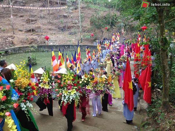 Tăng ni và Phật tử khắp nơi về chùa Kim Dung dâng hương lễ Phật