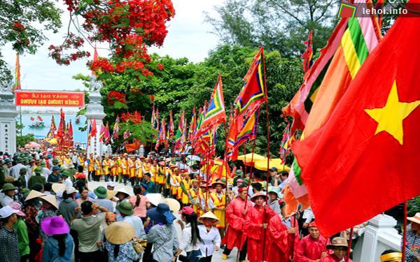 Rất đông người dân và du khách về xem lễ giỗ tổ đại vương Lê Khôi
