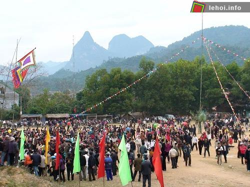 Đông đảo người dân tham gia lễ hội Lồng Tồng
