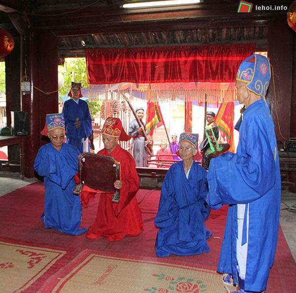Đọc thần phả trong hội làng Chàng Sơn