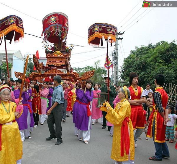 Hội làng Hạ Thái thu hút đông đảo người dân tham gia