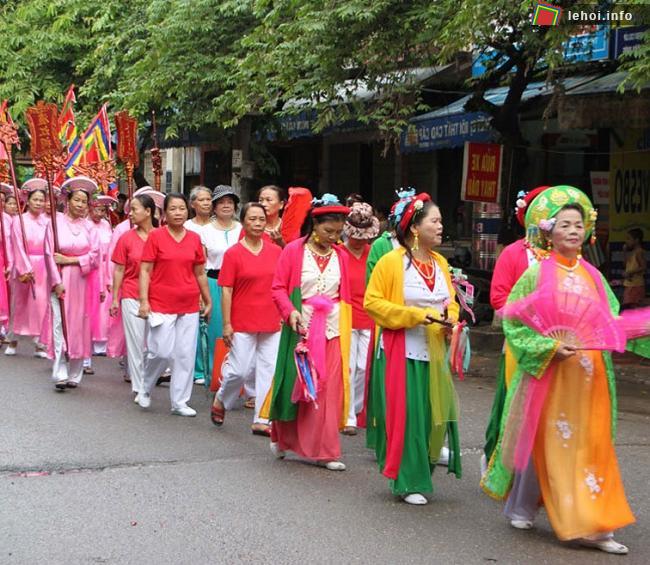 Đoàn rước hội làng Lư Giang