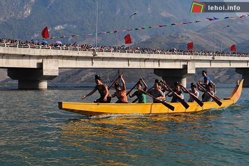 Đến Quỳnh Nhai tận hưởng không khí tưng bừng của ngày hội Lễ hội đua thuyền