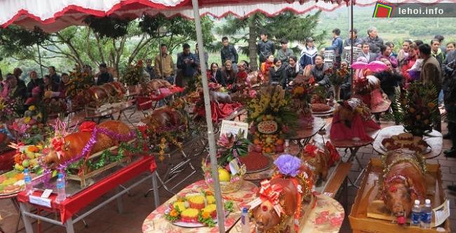 Thi lễ trong hội làng Hụi