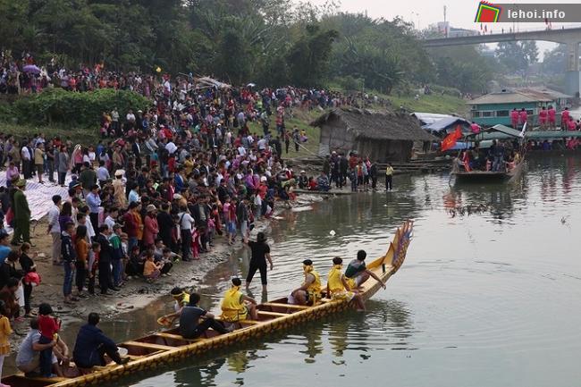 Đông đảo người dân theo dõi lễ hội đua thuyền trên sông Lô