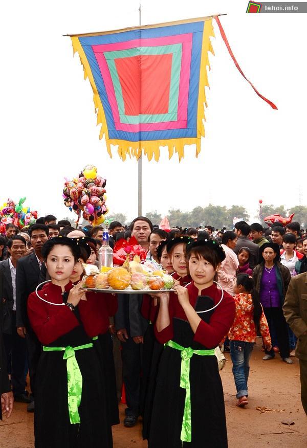 Dâng lễ trong lễ hội đình Giếng Tanh