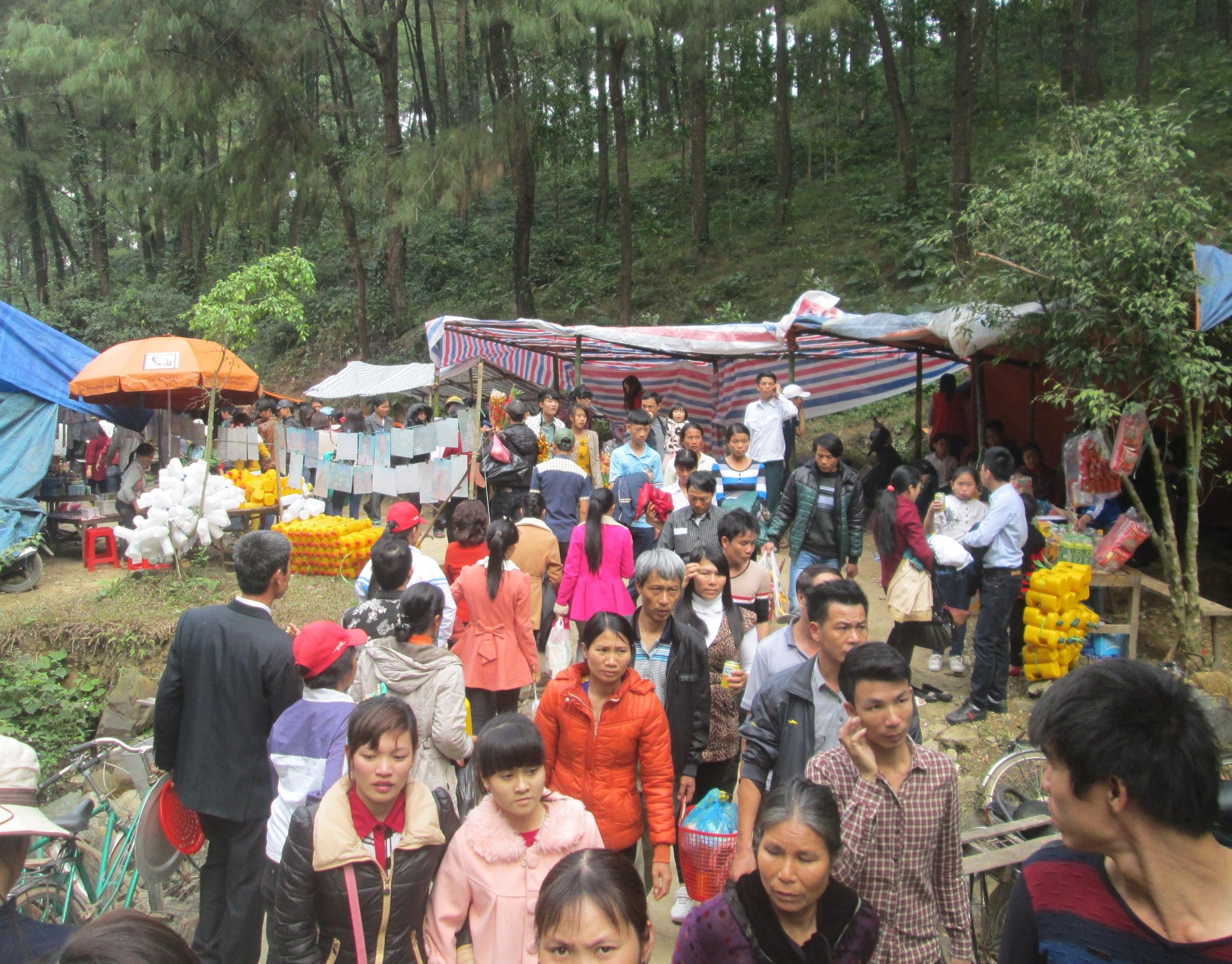Người dân chen lấn nhau tại Lễ hội đền Phủ Na tại Thanh Hóa