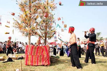 Người dân quây quần bên cây nêu trong ngày hội Hết Chá