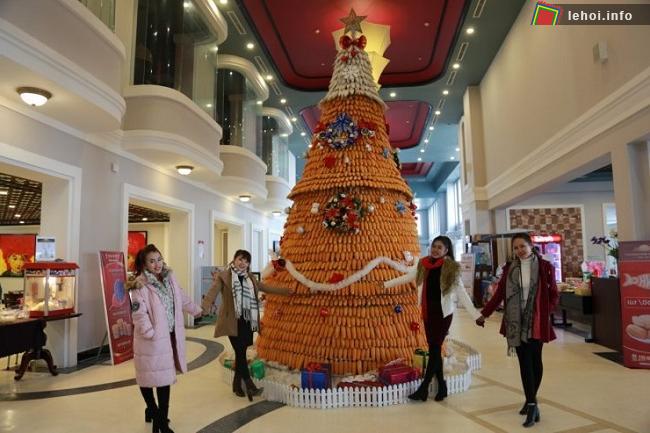 Lễ hội mùa đông ở Fansipan Legend thu hút với cây thông từ 5000 bắp ngô