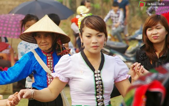 Người dân Thái ở Mộc Châu đang tưng bừng trong phần hội
