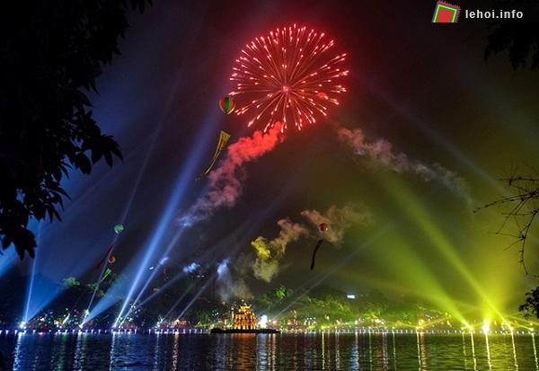 Hà Nội bắn pháo hoa chào đón năm mới ở Hồ Hoàn Kiếm