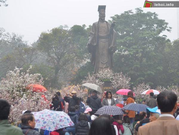 Hàng nghìn du khách tham gia lễ hội hoa anh đào Nhật Bản năm trước