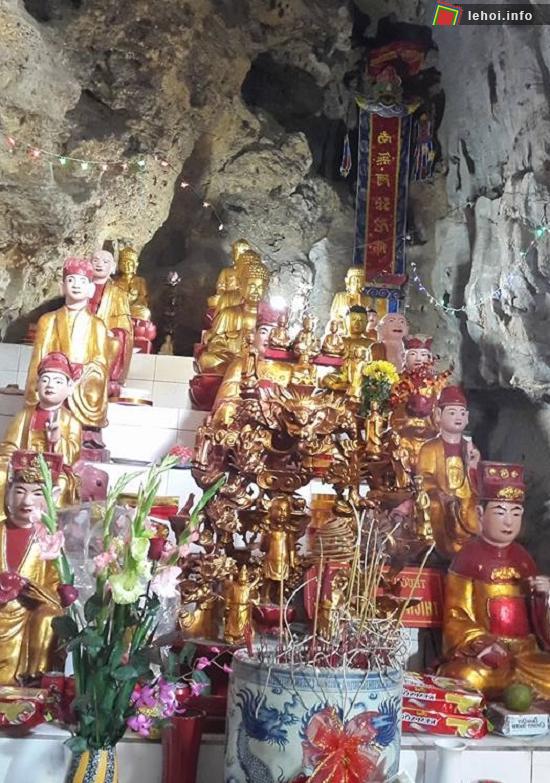Bàn thờ các vị thánh trong lễ hội chùa Tà Lài