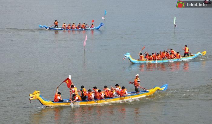 Đua thuyền rồng trong lễ hội truyền thống đầm Ô LOan