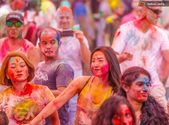 Trong lễ hội sắc màu Holi Ấn Độ càng phủ nhiều bột màu càng gặp may mắn
