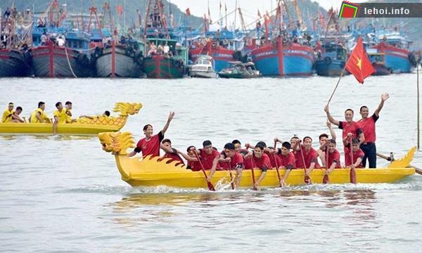 Niềm vui chiến thắng của đội đua trong lễ hội đua thuyền rồng Cát Bà