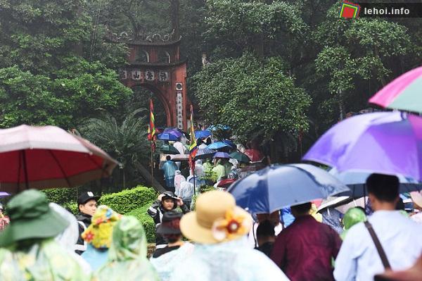 Hàng vạn du khách đội mưa tham gia Lễ hội Đền Hùng 2018