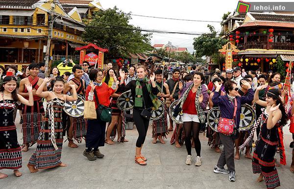 Ngày hội văn hóa các dân tộc miền Trung thu hút đông đảo du khách tham gia