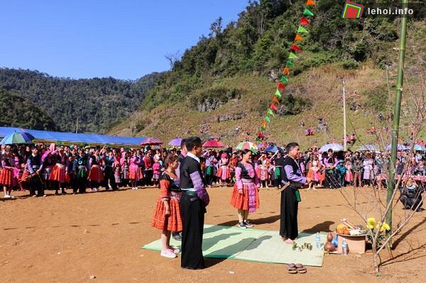 Thầy cúng làm lễ cúng trong lễ hội Gầu Tào