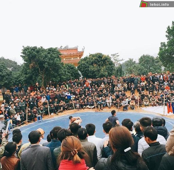 Hàng nghìn người tham gia hội vật truyền thống chùa Cao