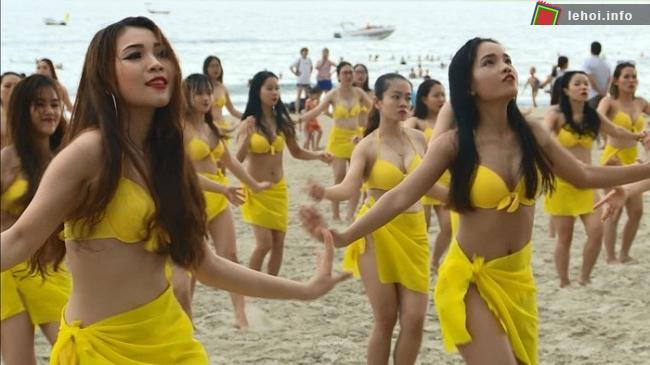 Màn nhảy flashmob bikini của hơn 100 người đẹp trên bãi biển Đà Nẵng