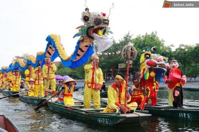 Rước rồng trên sông Ngô Đồng trong Tuần du lịch Ninh Bình