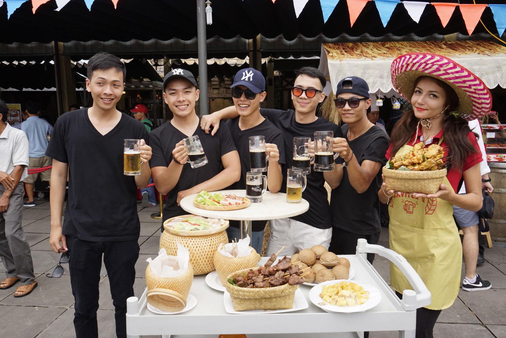 Du khách thưởng thức các mon ăn mang phong cách Châu Âu tại Lễ hội Bia B’estival