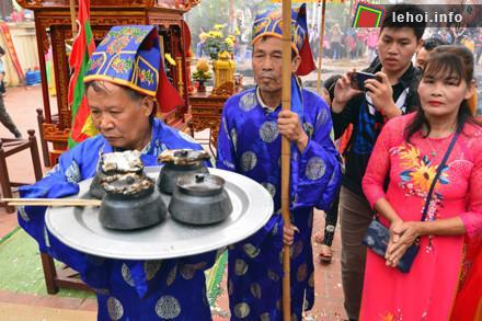 Để chọn được niêu cơm ngon nhất, các bô lão trong làng căn cứ vào mùi thơm, độ trắng và độ dẻo của hạt cơm.