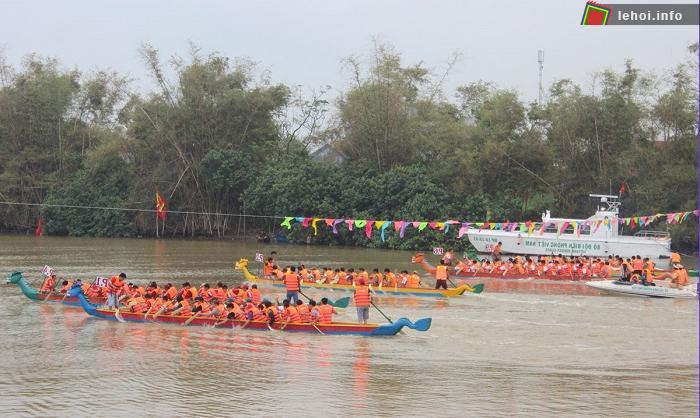 Các đội đua thuyền rồng tranh tài quyết liệt tại lễ hội sông nước Đà Nông