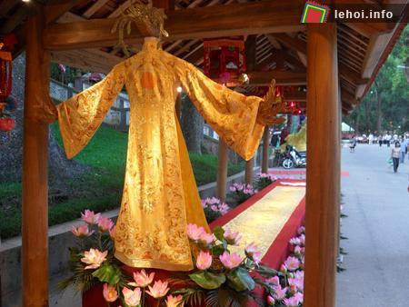Đôi rồng gốm chiều cao 8 mét 6, dài 35 mét của làng gốm Bát Tràng với chiếc áo dài của nhà thiết kế Lan Hương dài 10 mét thêu 1 ngàn con rồng là hai sản phẩm được xác lập kỷ lục độc đáo trong lễ hội