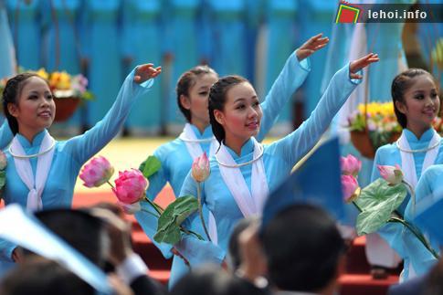 Thiếu nữ Việt Nam trong tà áo dài xanh truyền thống