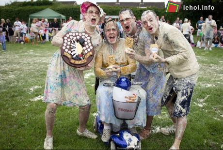 Độc đáo lễ hội ném bánh kem ở Anh ảnh 6