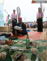 Ảnh Hòa Bình: Sôi nổi Lễ hội đánh cá suối tháng ba năm 2012