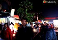 Ảnh Đội mưa đi chợ Viềng Nam Định trong đêm