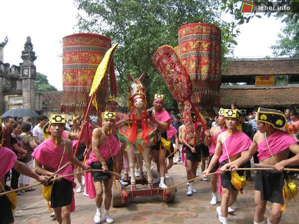 Kéo xe long mã biểu tương linh thiêng nhất của lễ hội Gióng
